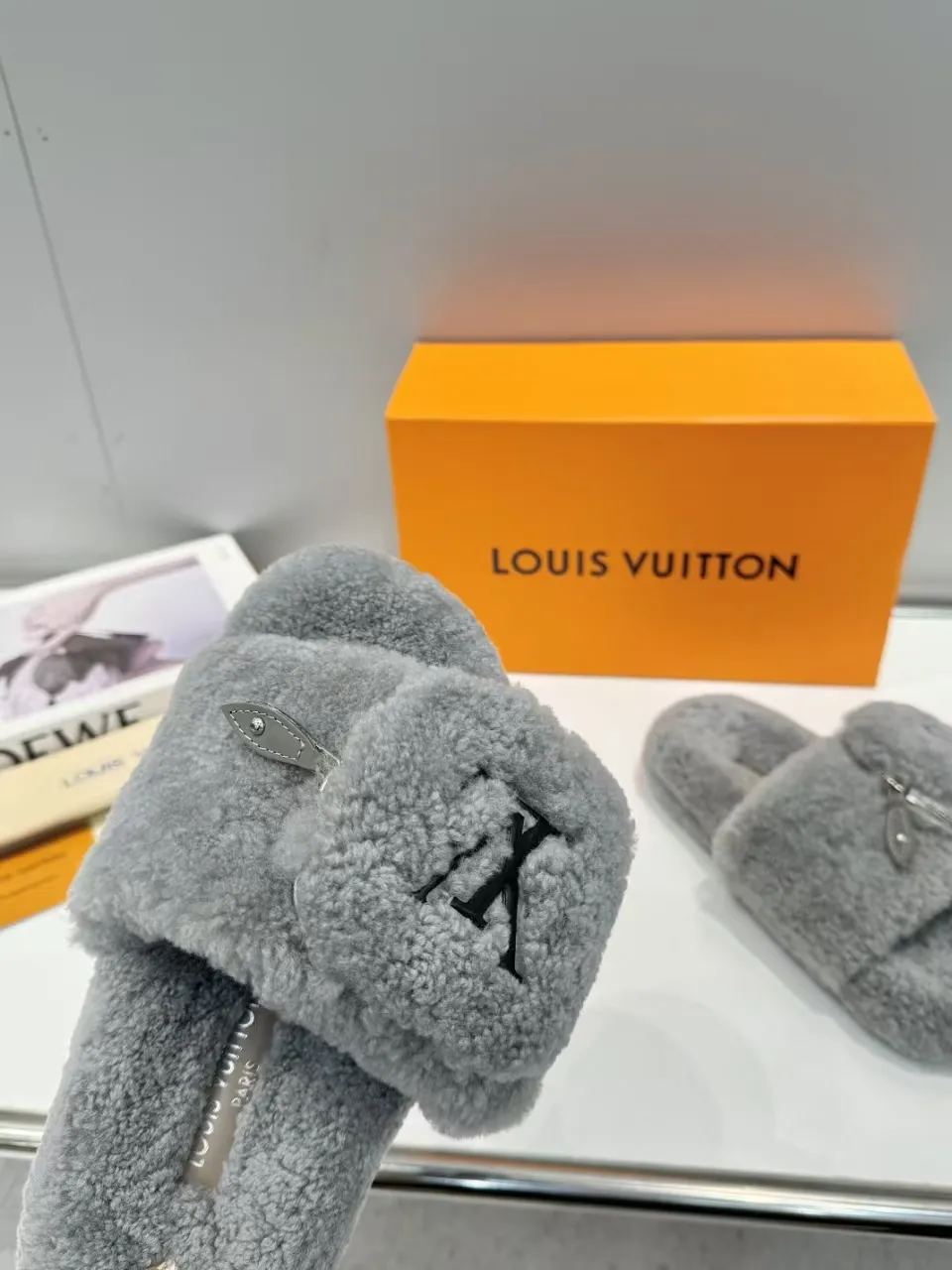 👟👟Ex-factory price 500👟👟 Popular style [LV mop] official website synchronization: counter quality! My family only makes all-genuine lamb 🐑 wool. A giant trendy fall and winter thick-soled fur flip flop. The super comfortable and luxurious wool texture makes your feet more beautiful, confident and comfortable. It is very suitable for home and outdoor use. 1: Fabric: Genuine leather lamb 🐑 wool 2: Lining: Genuine leather lamb 🐑 wool 3: Foot pads: Genuine leather lamb 🐑 wool 4: Outsole: Wear-resistant and non-slip rubber outsole 5: Number of yards: 35-41 yards [Note: 41 customized]